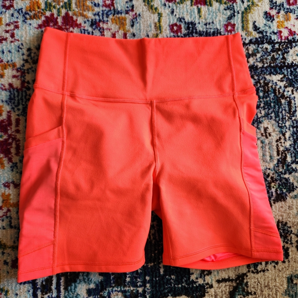 On-The-Go High-Waisted 6” Short - Color Atomic - Size M